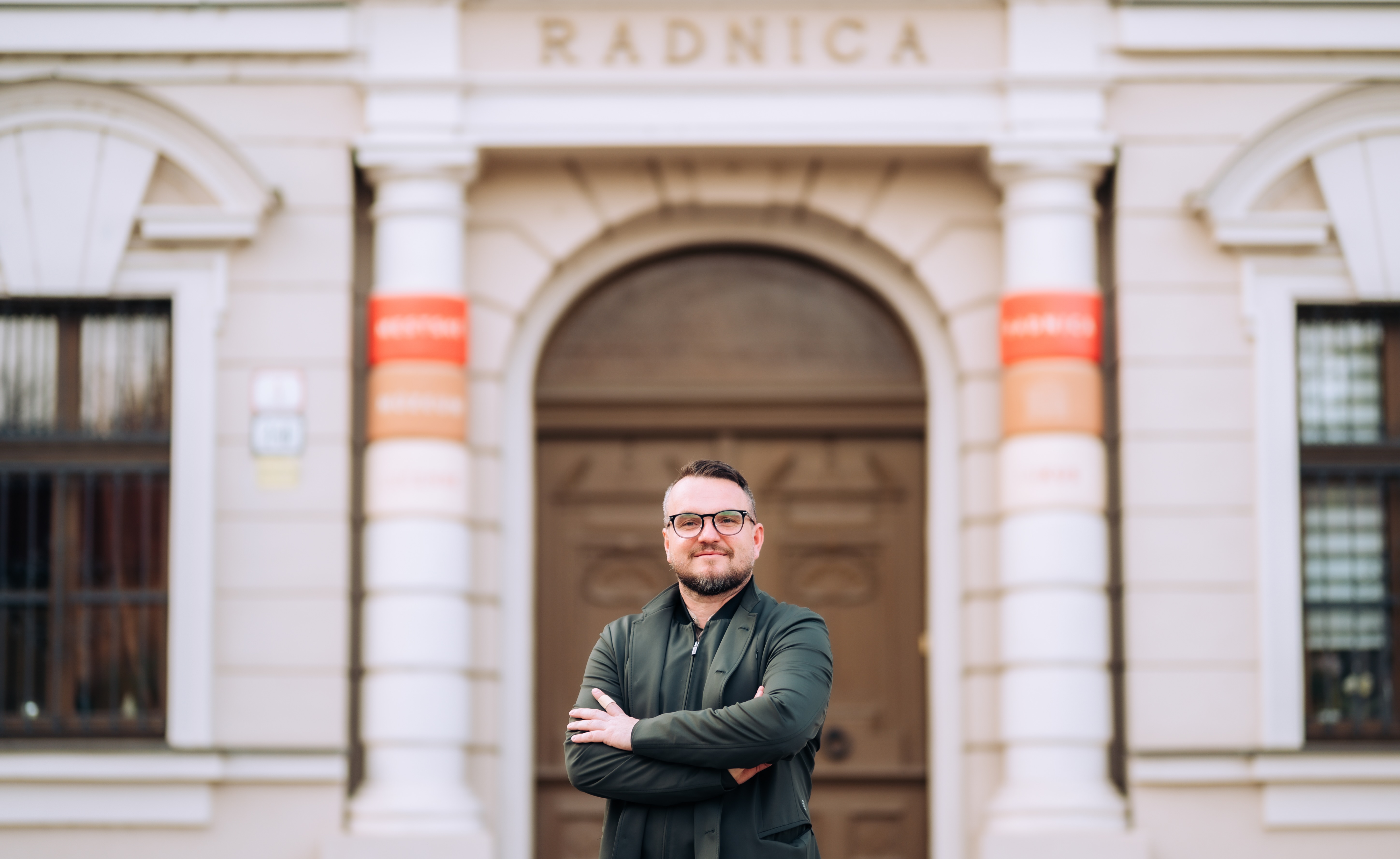 Prečo samosprávy platia za chyby v zmluvách